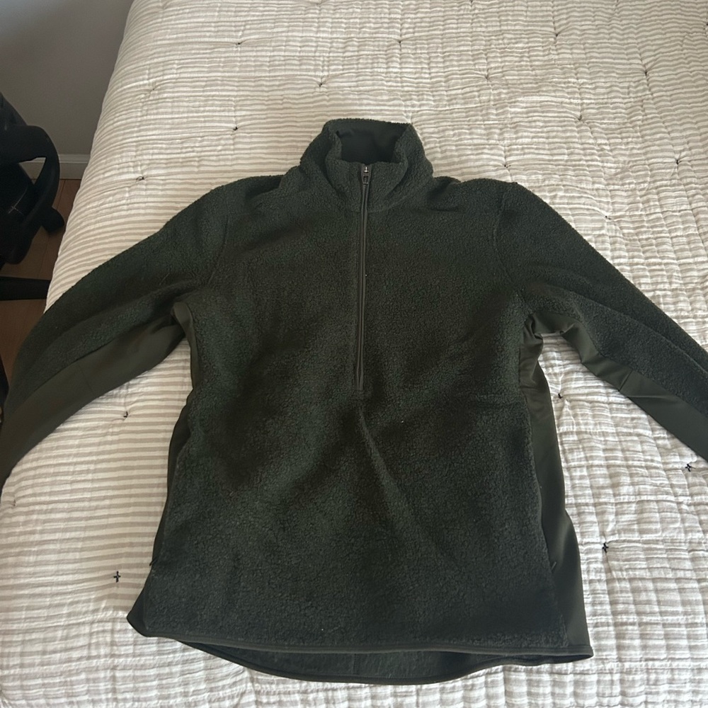 Lululemon Men’s size medium half zip sweater. Worn once and in perfect condition